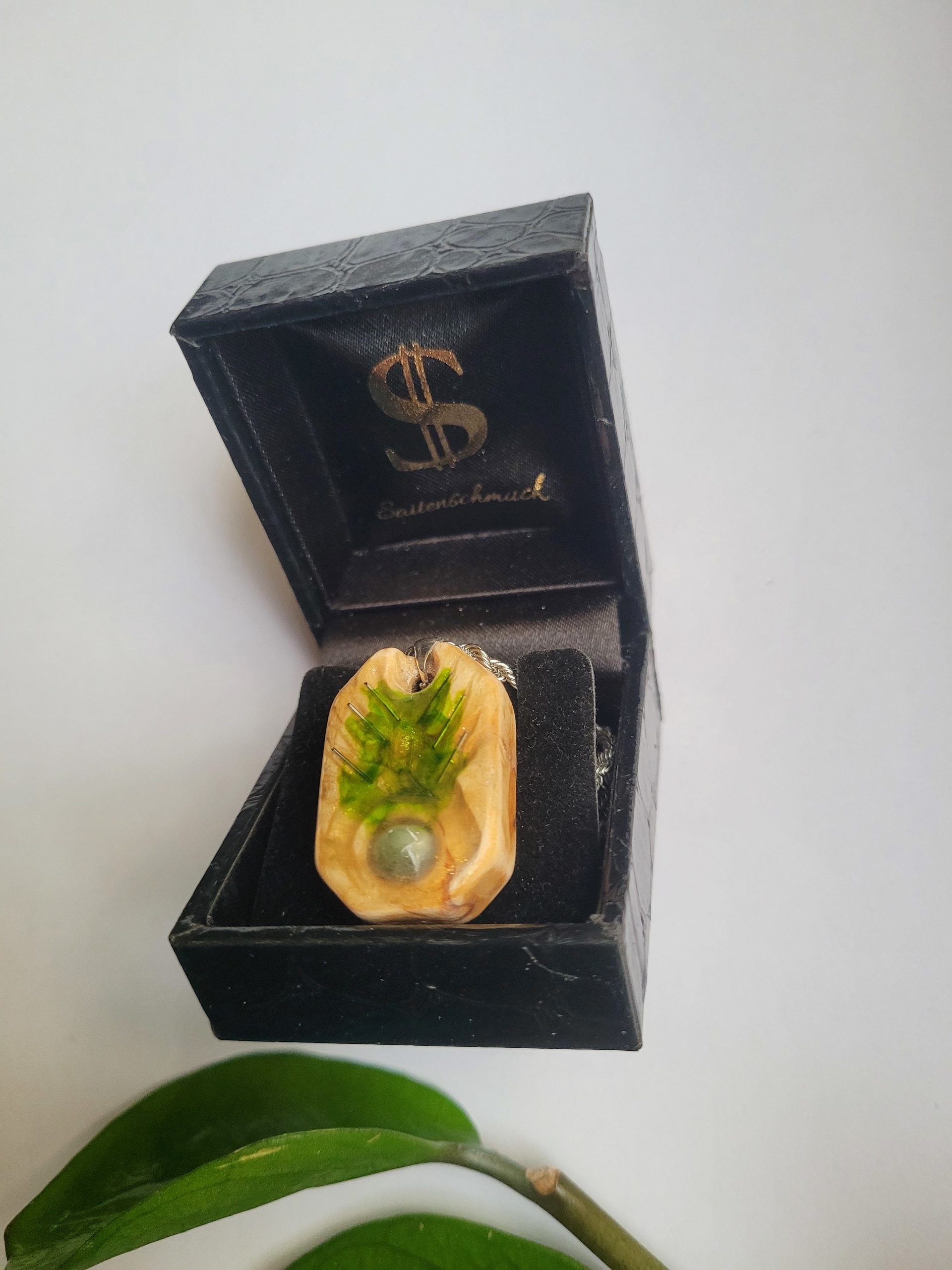 Saitenschmuck Kunstwerk Tree - Karelische Maserbirke mit Smaragd – Bild 3