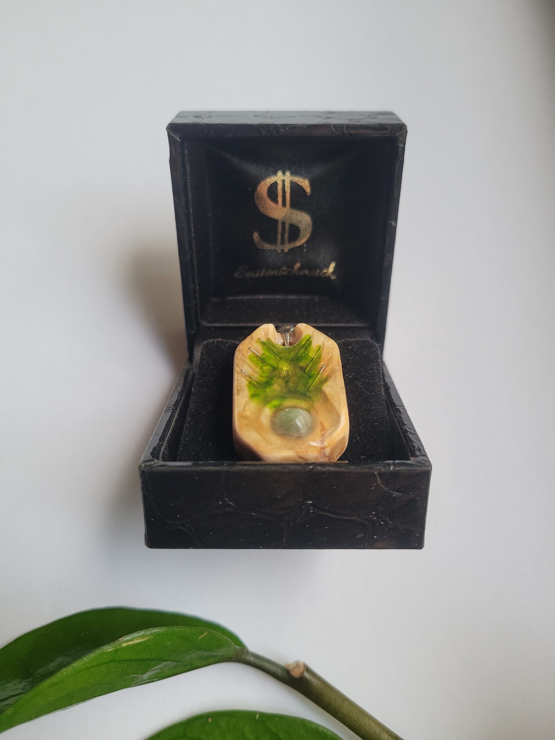 Saitenschmuck Kunstwerk Tree - Karelische Maserbirke mit Smaragd – Bild 2