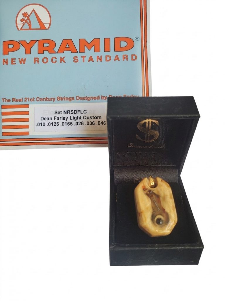 Saitenschmuck Kunstwerk Flame - Karelische Maserbirke mit schwarzem Spinell