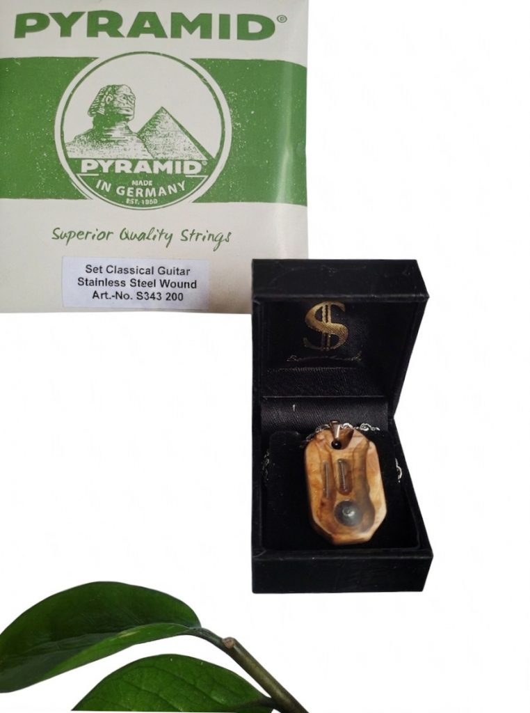 Saitenschmuck Classical - Karelische Maserbirke mit Saphir
