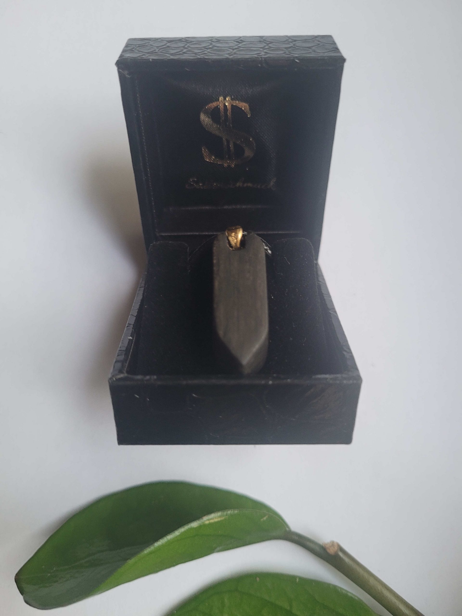 Saitenschmuck „Noten“ Halskette aus Makassar Ebenholz mit Amethyst und Granatstein – Bild 2