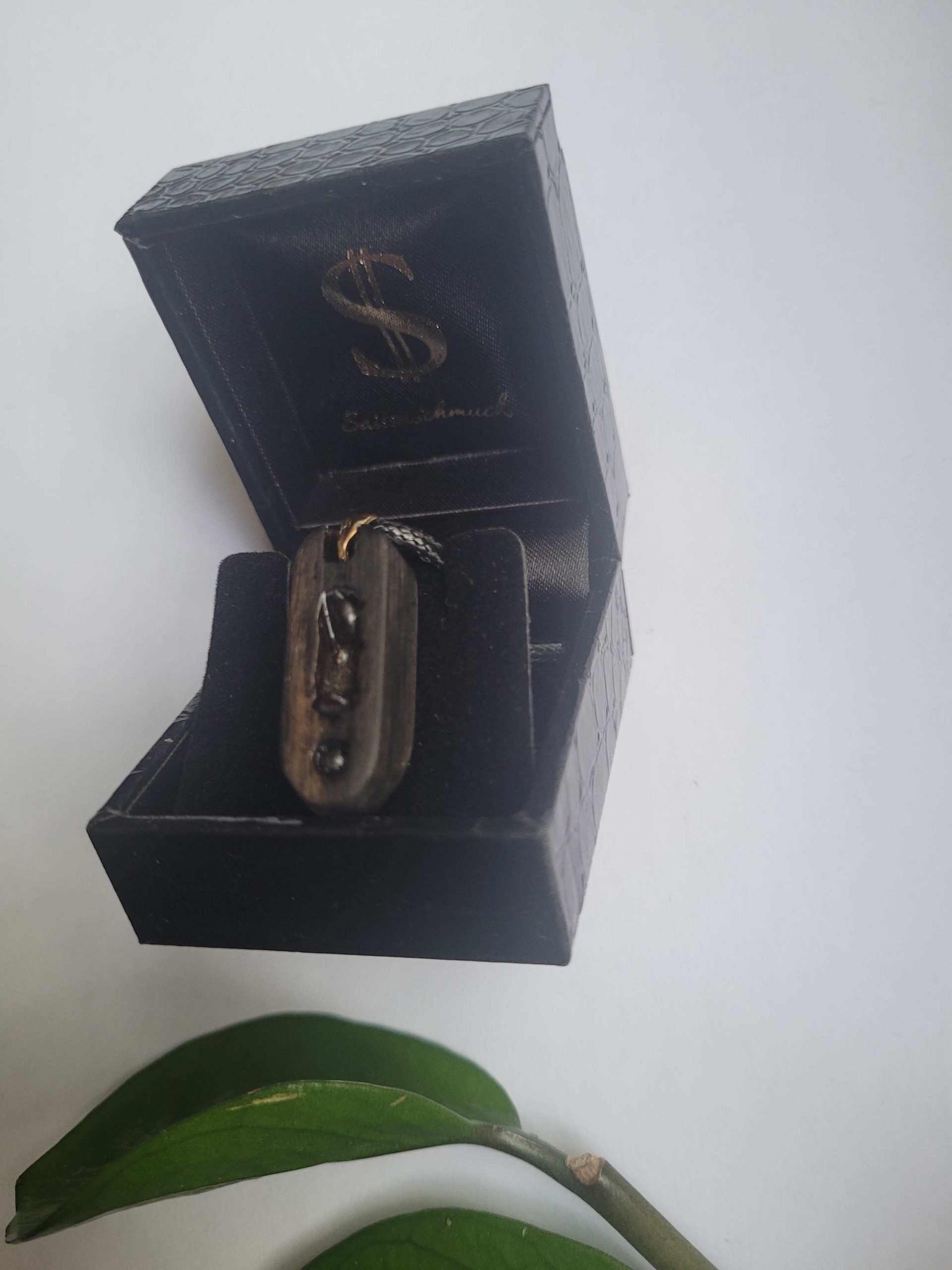 Saitenschmuck „Noten“ Halskette aus Makassar Ebenholz mit Amethyst und Granatstein – Bild 3