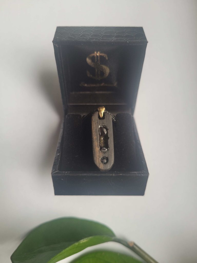Saitenschmuck „Noten“ Halskette aus Makassar Ebenholz mit Amethyst und Granatstein