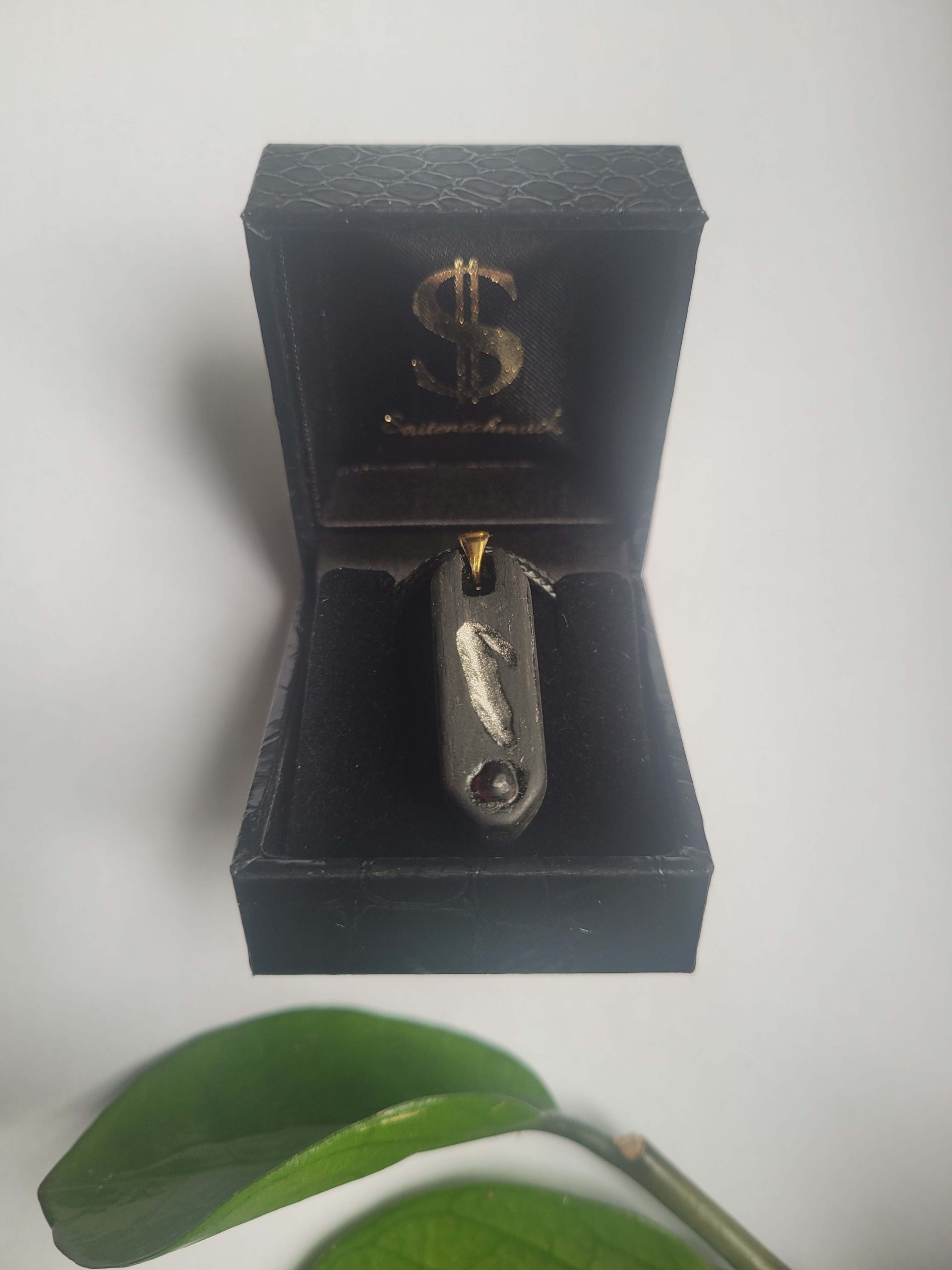 Saitenschmuck „Noten“ Halskette aus Ebenholz mit Granatstein