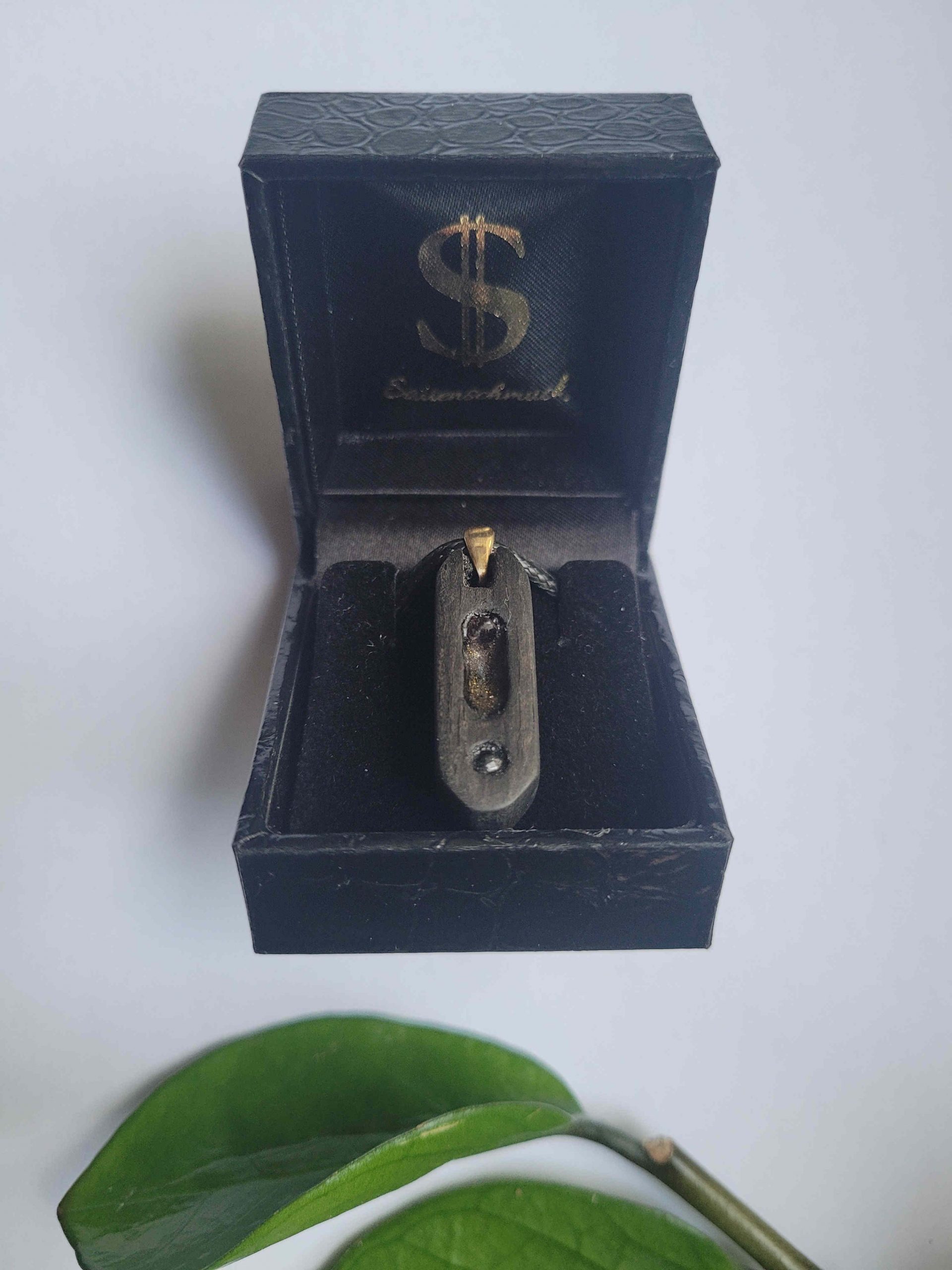 Saitenschmuck „Noten“ Halskette aus Ebenholz mit Amethyst und Granatstein