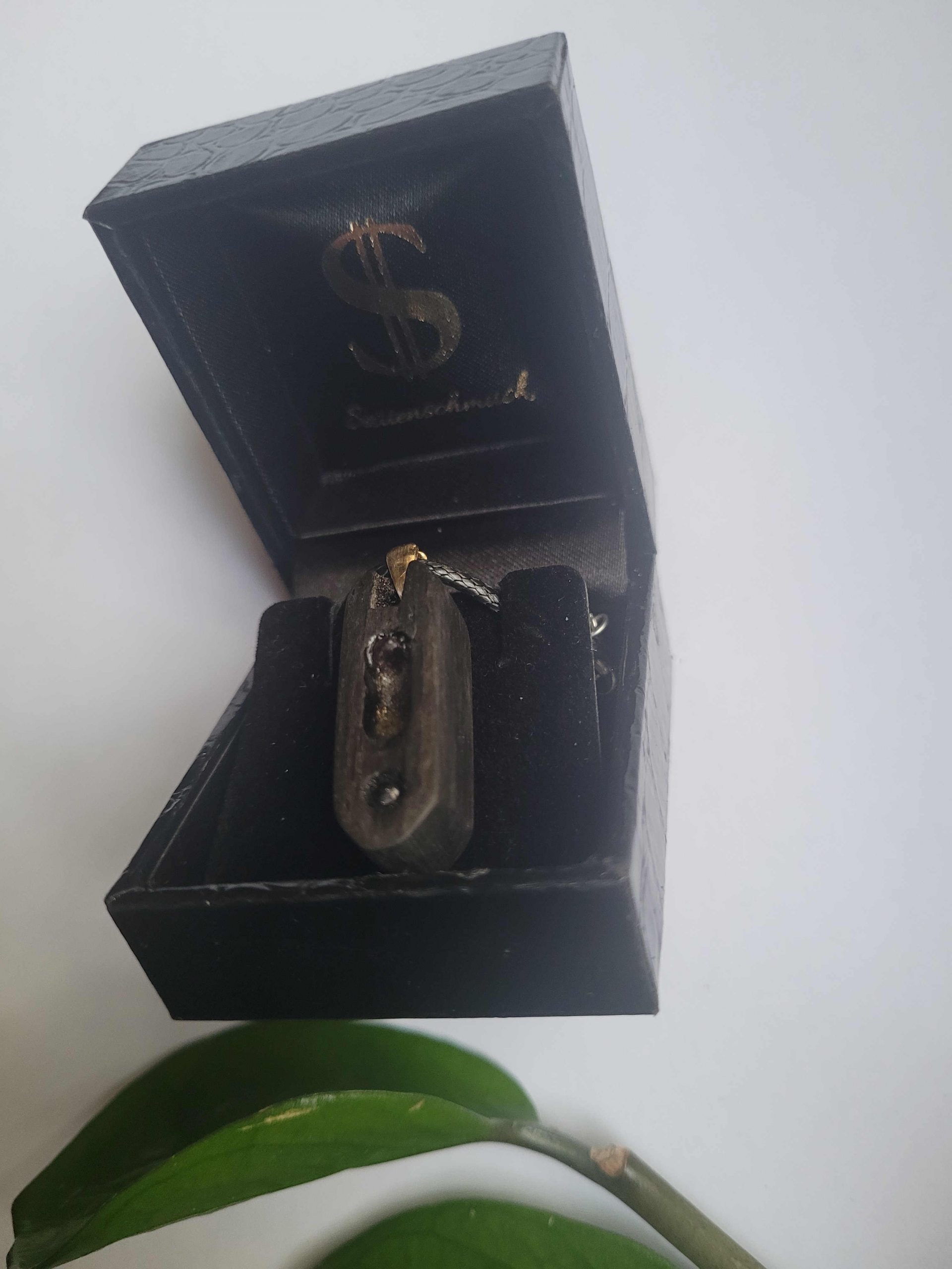 Saitenschmuck „Noten“ Halskette aus Ebenholz mit Amethyst und Granatstein – Bild 2