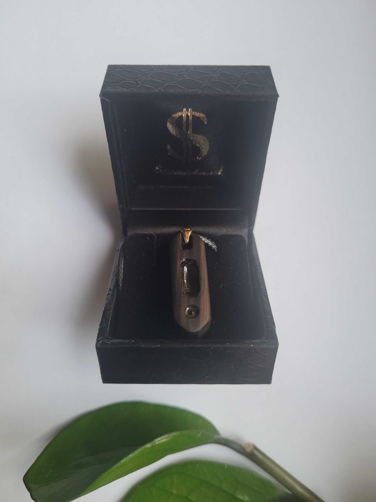 Saitenschmuck „Noten“ Halskette aus Makassar Ebenholz mit schwarzem Spinell