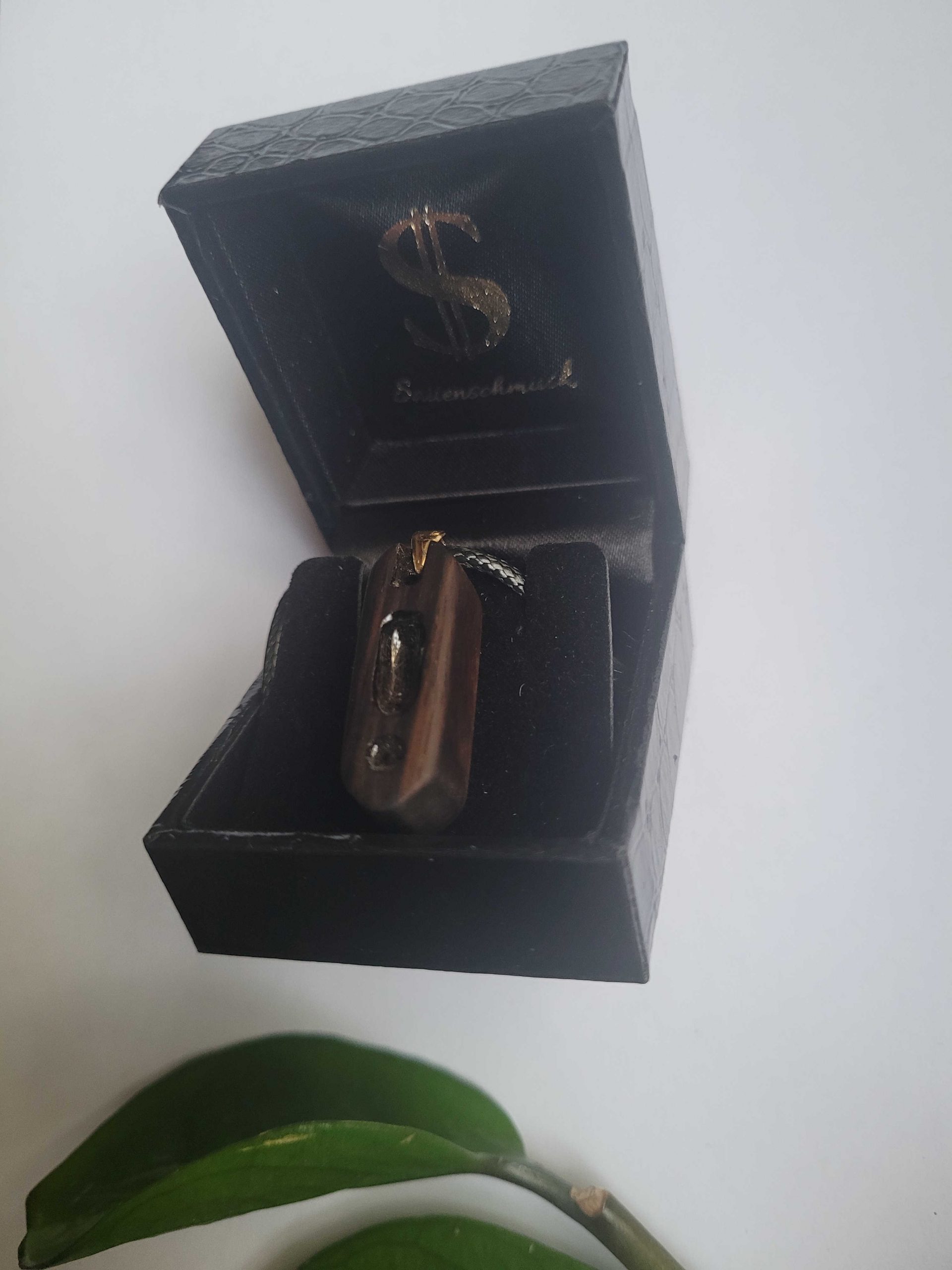 Saitenschmuck „Noten“ Halskette aus Makassar Ebenholz mit schwarzem Spinell – Bild 2