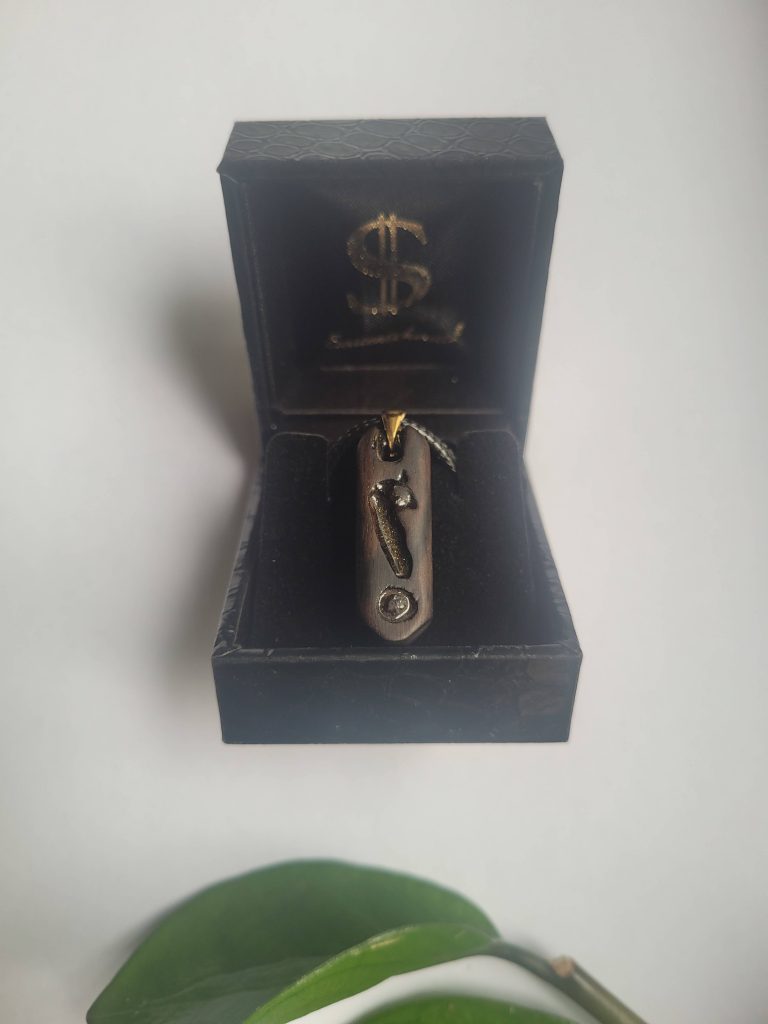 Saitenschmuck „Noten“ Halskette aus Makassar Ebenholz mit Granatstein