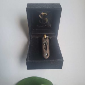 Saitenschmuck „Noten“ Halskette aus Makassar Ebenholz mit Granatstein