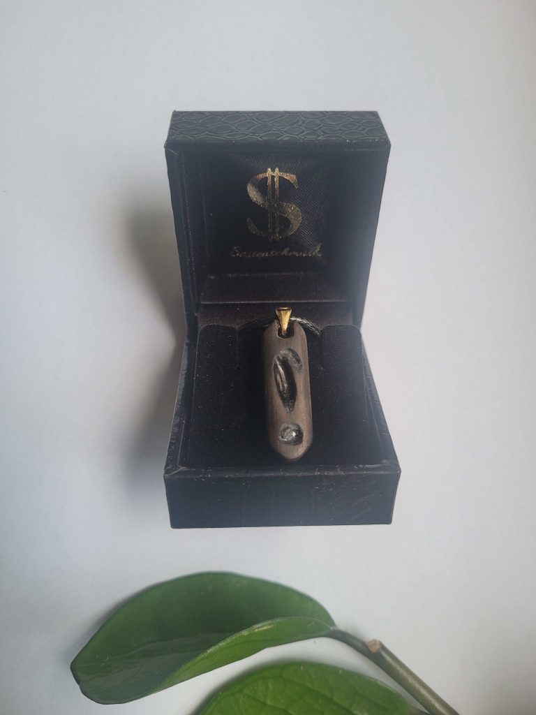 Saitenschmuck „Noten“ Halskette aus Makassar Ebenholz mit Granatstein