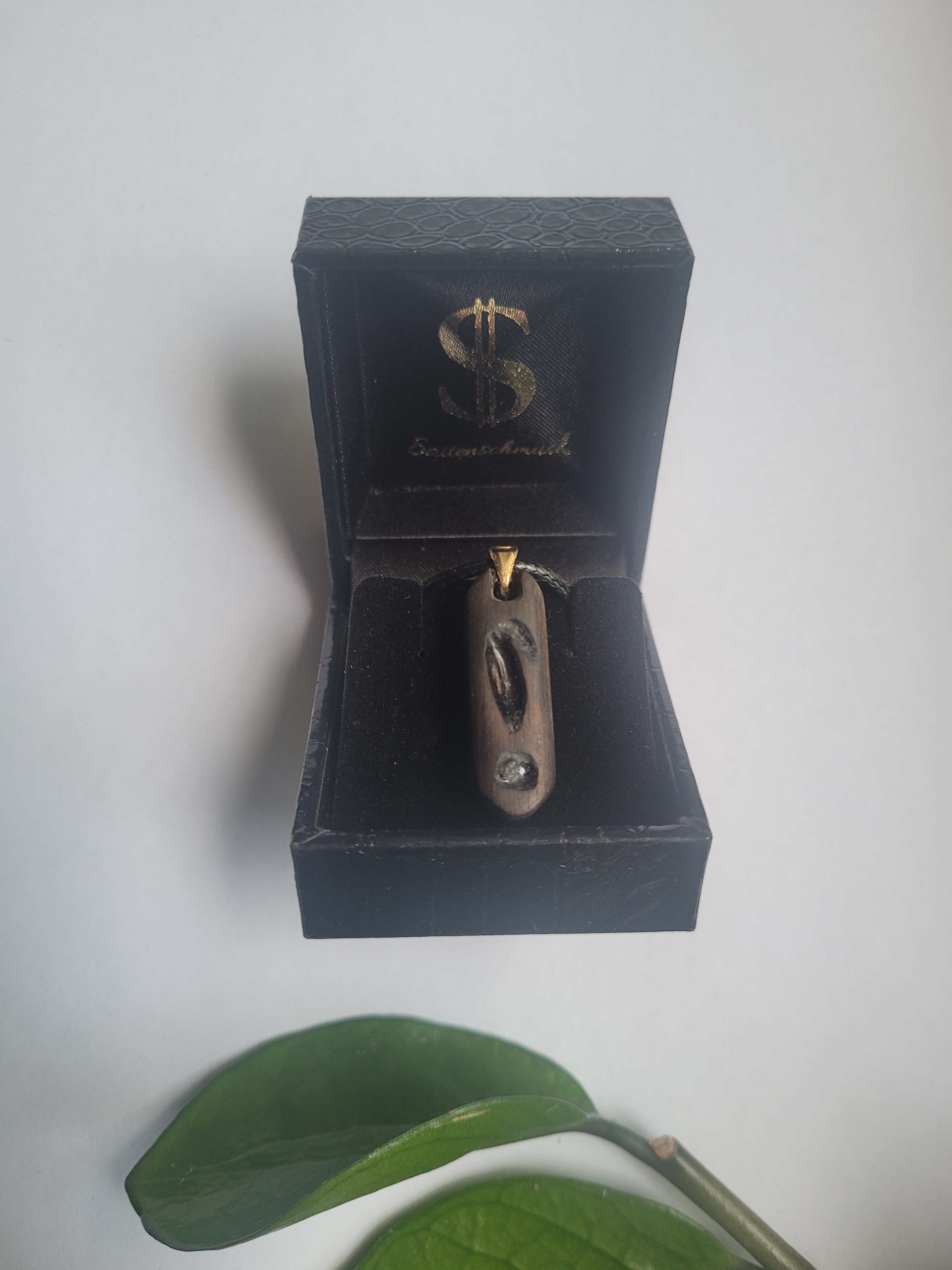 Saitenschmuck „Noten“ Halskette aus Makassar Ebenholz mit Granatstein