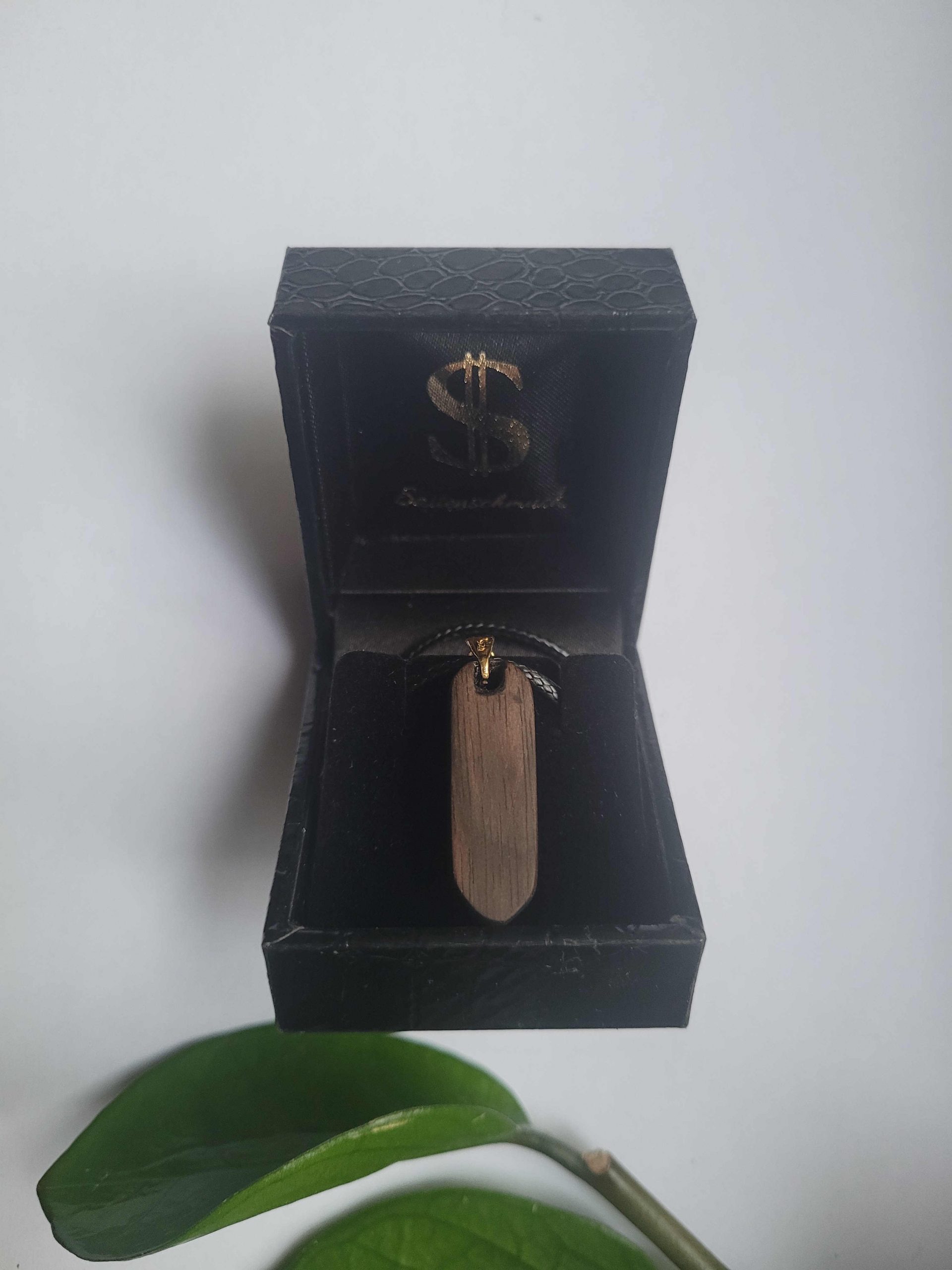Saitenschmuck „Noten“ Halskette aus Makassar Ebenholz mit Granatstein – Bild 3