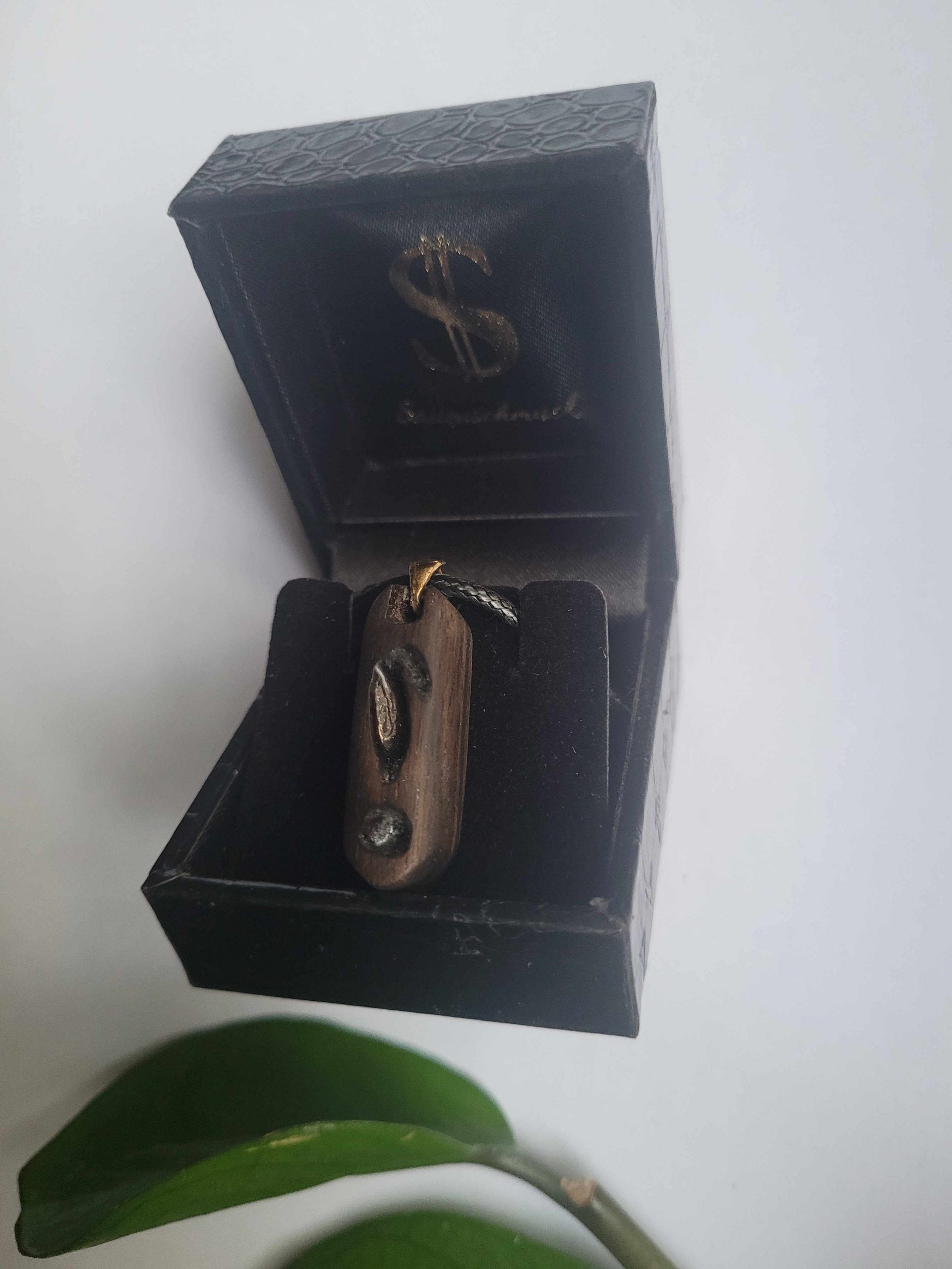 Saitenschmuck „Noten“ Halskette aus Makassar Ebenholz mit Granatstein – Bild 2